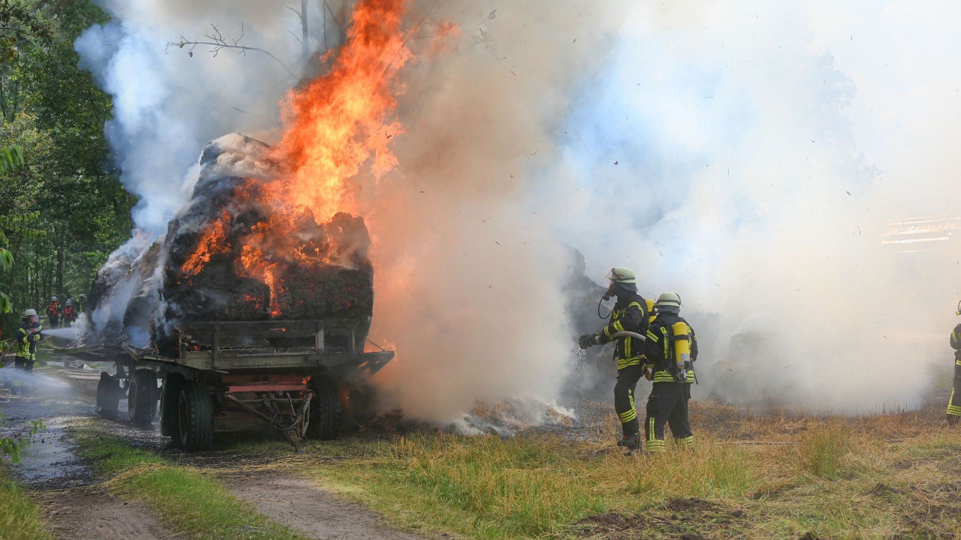 In Garstedt geriet ein Transport mit Stroh-Rundballen in Brand. Foto: ein