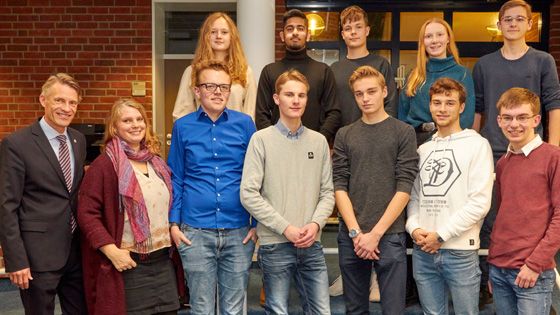 Der neue Jugendrat in Buchholz mit Bürgermeister Jan-Hendrik Röhse und Stadtjugendpflegerin Simone Düring. | Foto: ein