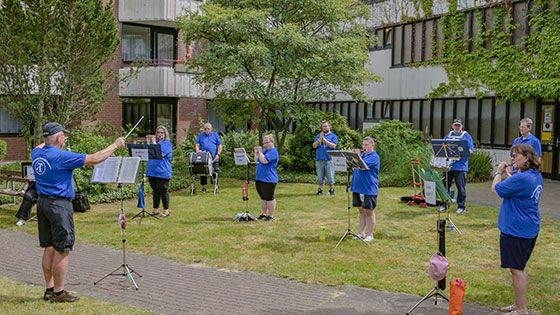 EIn Platzkonzert für die Bewohner des Alten- und Pflegeheims Eichenhöhe des DRK Harburg in Eißendorf gab am Samstag der Spielmannszug der Turnerschaft Harburg, | Foto: Niels Kreller