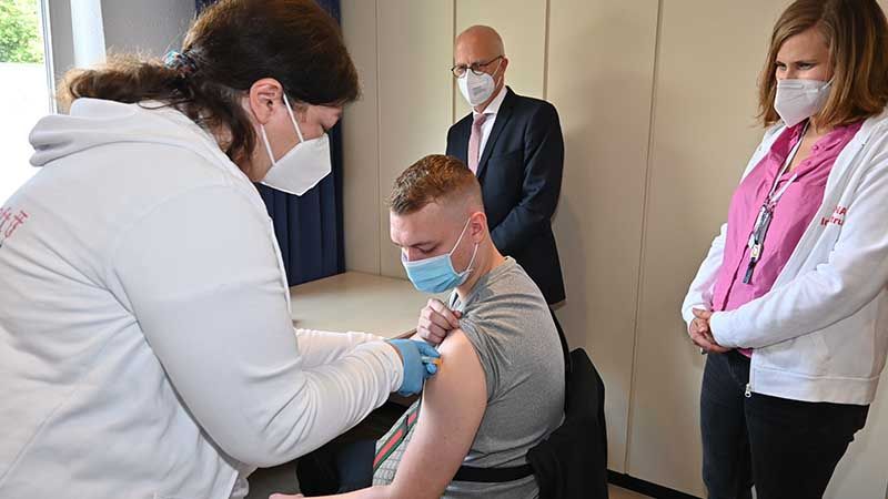 Dario-Michael Beth (22) aus Marmstorf bekam Johnson & Johnson-Impfstoff. Er gehörte zu den ersten geimpften Personen in der mobilen Impfstation. Dr. Peter Tschentscher und Dr. Christina Wulf (Ärztliche Leitung mobile Teams) waren dabei. | Foto: ein