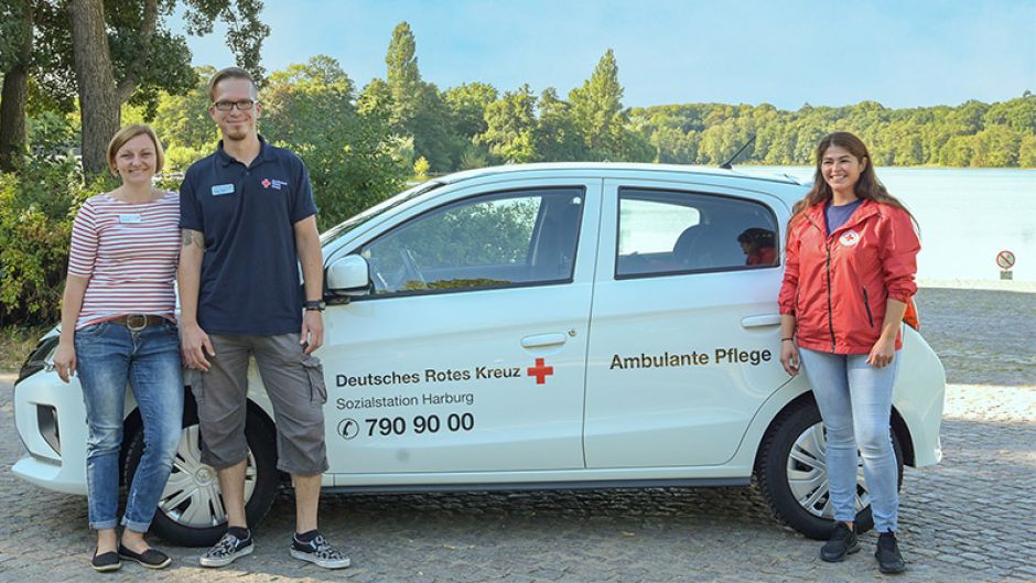 Stefanie Pohle, Christian Mayer und Ayla Kavak freuen sich auf neue Kolleginnen und Kollegen im Pflegeteam des DRK Harburg.