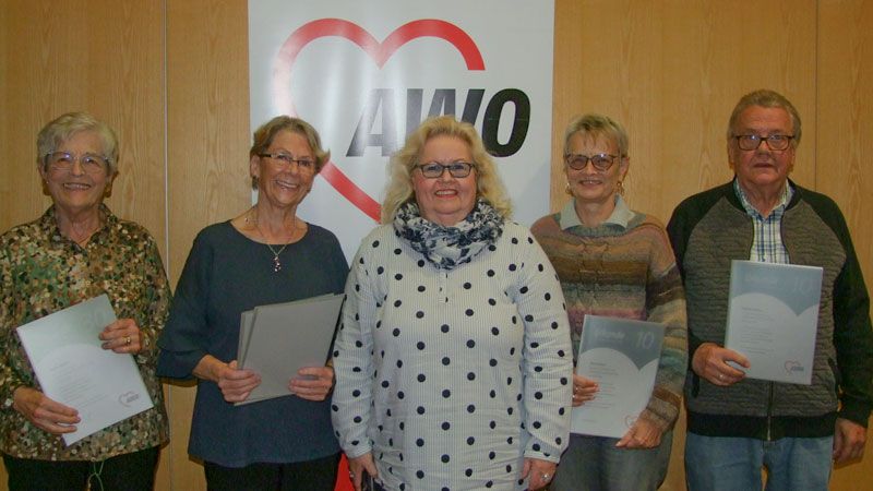 Heike Alsguth (von links, 30 Jahre), Annegret Lorenz (zehn Jahre), Angelika Tumuschat-Bruhn (Awo- Vorsitzende des Kreisverbands Harburg-Land) sowie Elke und Rainer Schönau (zehn Jahre). | Foto: ein