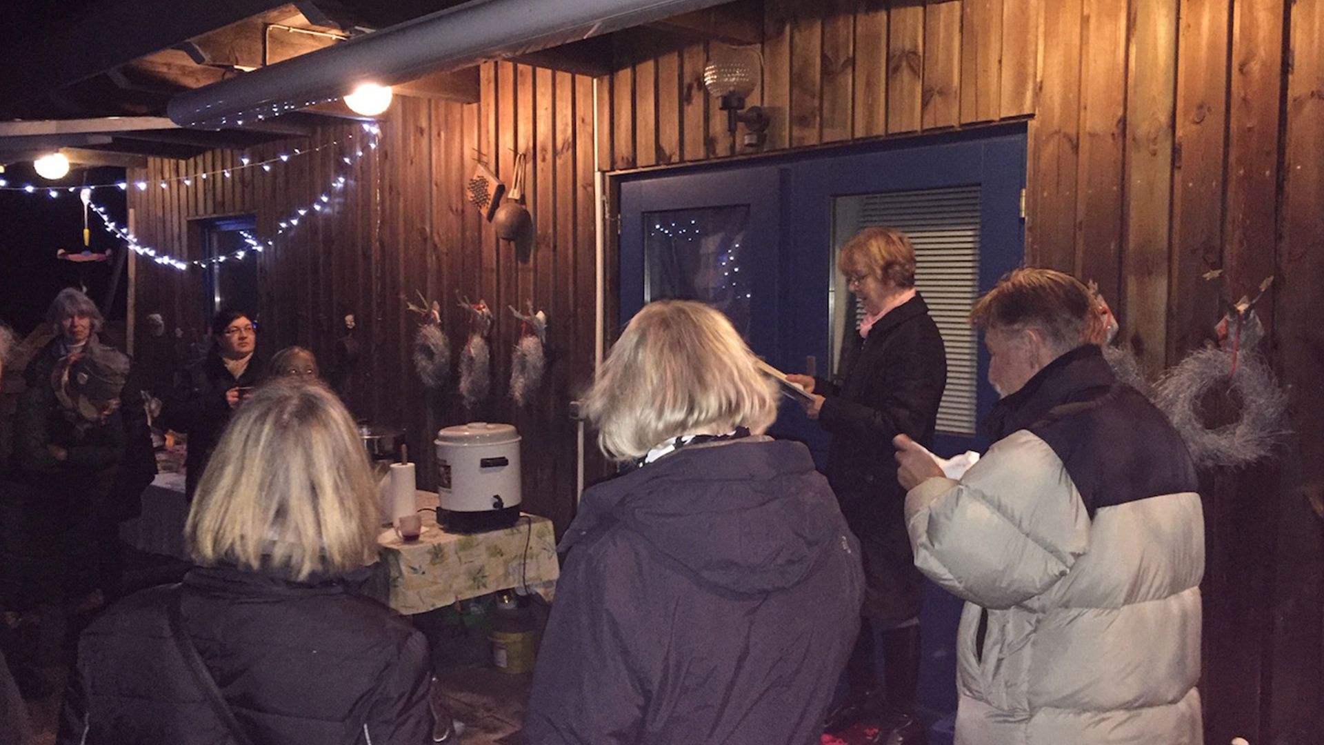 Foto eines Abends des Lebendigen Adventskalenders in Hittfeld aus einem vergangenen Jahr. | Fotos. C. Wöhling