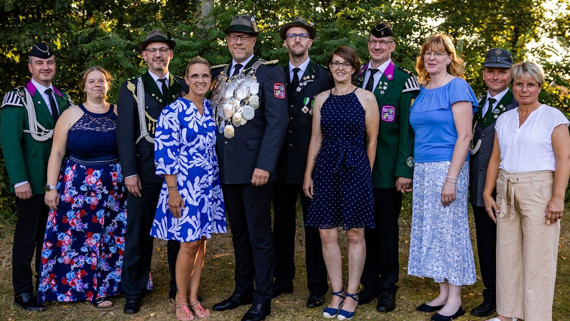 Die Königscrew des SV Sprötze-Kakenstorf: Marco Lehmann (von links), Meike & Andre Meyer, Jessica & Claas Bartels, Florian & Wiebke Foth, Jens & Ilona Meyer sowie Matthias & Katja Brenning. | Foto: ein