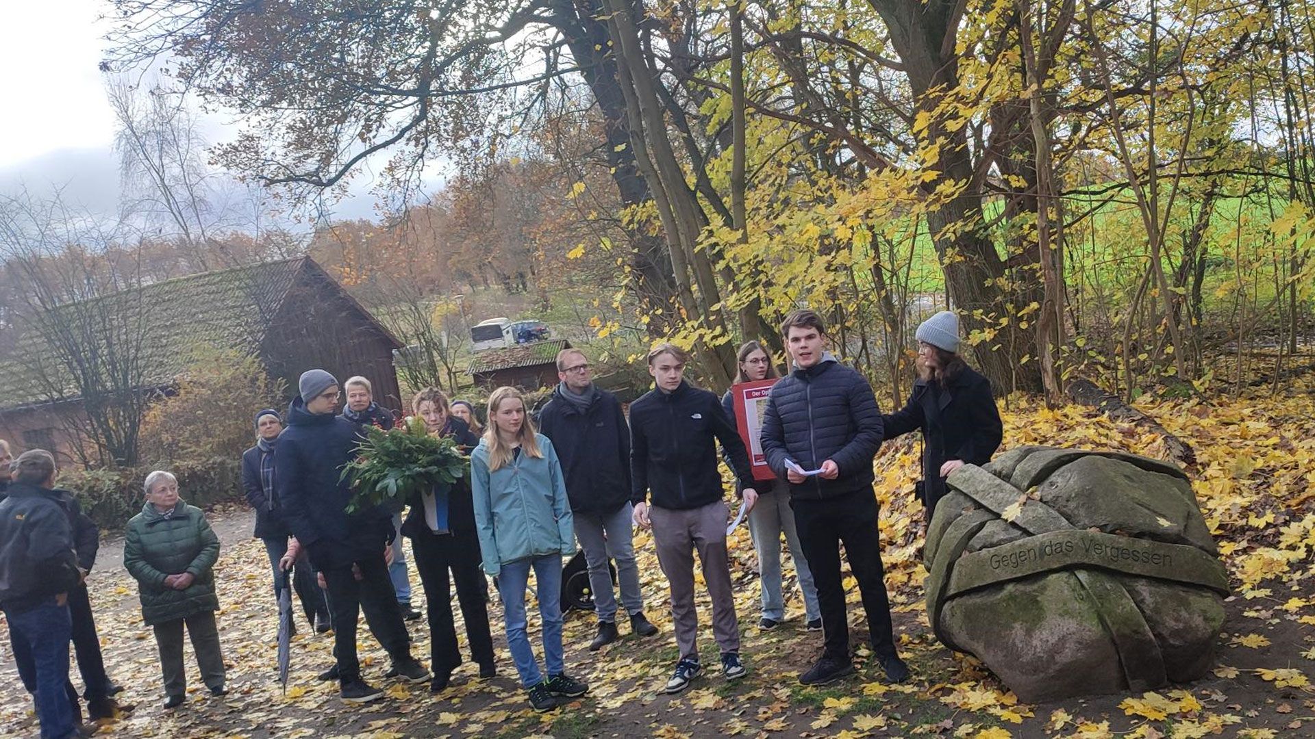 GAK-Schüler Levin Meisborn (Jahrgang 12, zweiter von rechts), auch Mitglied des Buchholzer Jugendrats, bei seiner Rede. | Foto: GAK