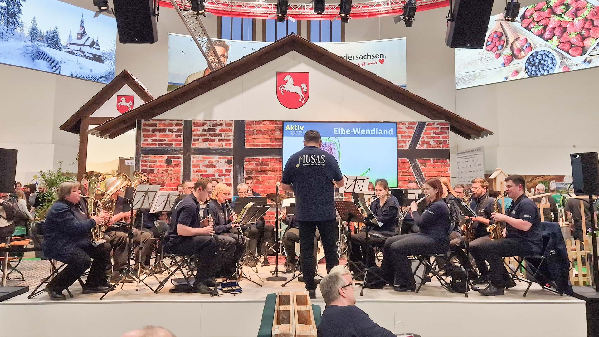 Viel Applaus gab es für die Musizierenden des Blasorchesters Seevetal für die beiden Auftritte in der Niedersachsen-Halle im Rahmen der "Grünen Woche" in Berlin. Foto: ein