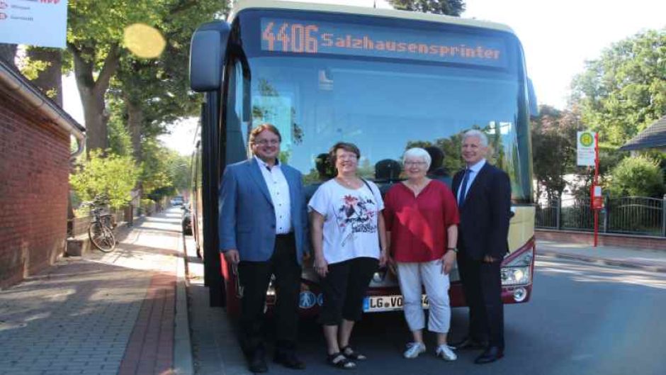 Samtgemeinde-Bürgermeister Wolfgang Krause (von links), Christa Beyer (Bürgermeisterin Gemeinde Garstedt), Elisabeth Mestmacher (Bürgermeisterin Gemeinde Salzhausen) und Landrat Rainer Rempe. | Foto: ein