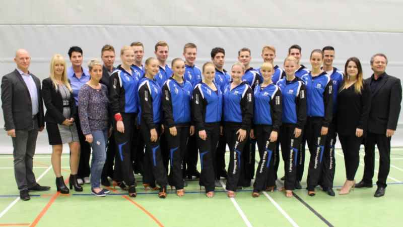 Die acht Paare des A-Teams von Blau-Weiss Buchholz mit Trainerin Franziska Becker, Betreuern und Sponsoren bei der Generalprobe vor den deutschen Titelkämpfen am 10. November in Braunschweig in der Sporthalle am Kattenberge. | Foto: Wolfgang Gnädig