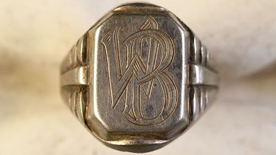 Dieser Ring mit den Initialen "WB" befand sich in dem Schmuckkästchen. | Foto: Polizei