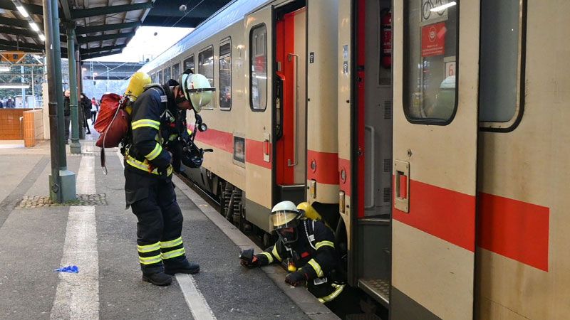 Noch im Bahnhof suchte die Feuerwehr nach der Ursache für die Rauchentwicklung. | Foto: HamburgNews