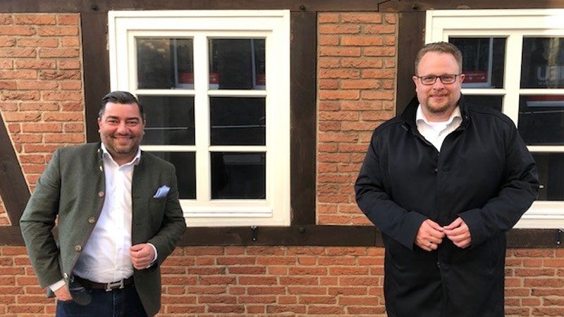 Der Harburger CDU-Vorsitzende Uwe Schneider (links) geht im Wahlkreis 23 Bergedorf-Harburg-Wilhelmsburg bei der Bundestagswahl im September ins Rennen um das Direktmandat in Berlin. Der Bergedorfer CDU-Vorsitzende Dennis Gladiator gratulierte. | Foto: ein