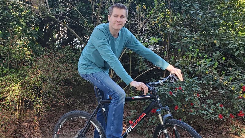 Macht mit: Der Stadtradelkoordinator der Gemeinde Seevetal, Michael Mammes, auf seinem Fahrrad. | Foto: Gemeinde Seevetal