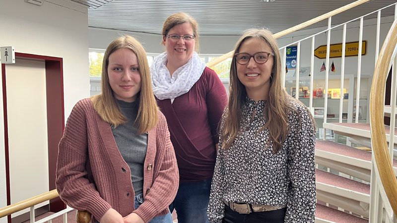 Die Organisatorin der Schnuppertage Anja Lege (Mitte) mit der Auszubildenden Vanessa Eckhoff (links) und Merle Wilkens, die derzeit ein duales Studium bei der Gemeinde absolviert. | Foto: Gemeinde Seevetal