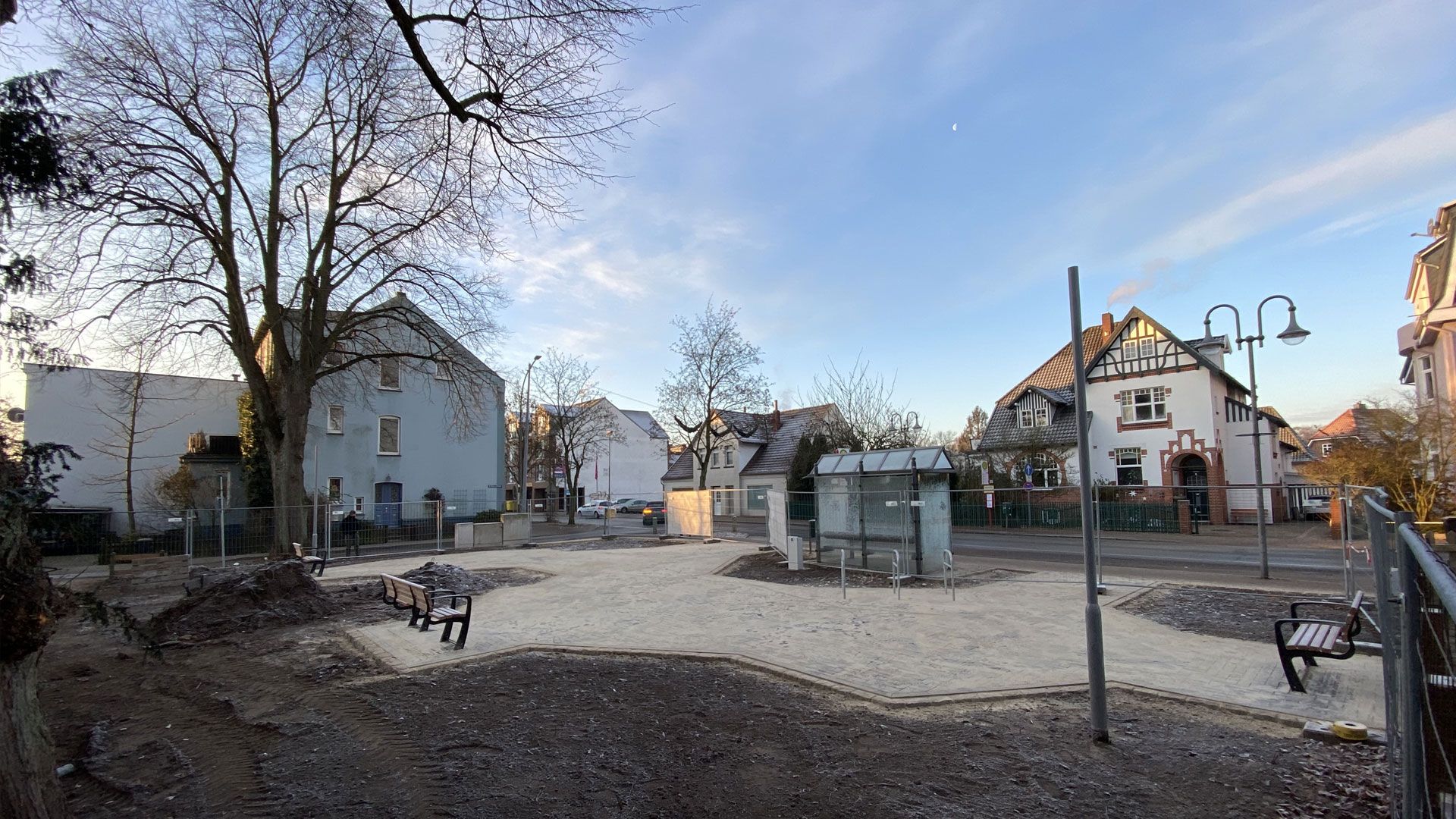 Noch wirkt der Kapellenvorplatz etwas kahl. Das soll sich Anfang des neuen Jahres ändern. Bis dahin bleibt der Platz zunächst gesperrt. | Foto: Stadt Winsen