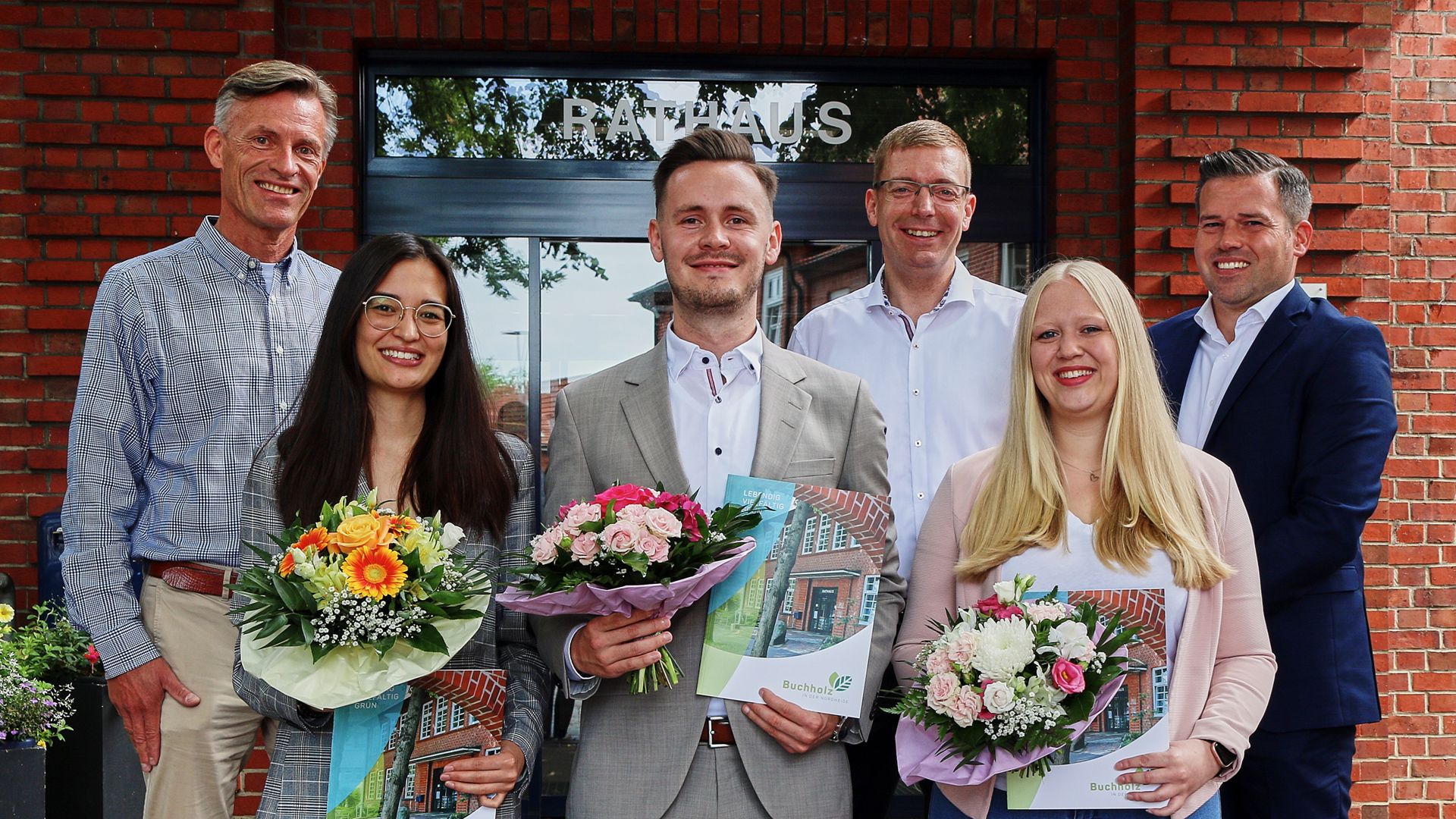 Jan-Hendrik Röhse (hintere Reihe von links), Dirk Hirsch und Sebastian Schaper gratulierten Vanessa Lorenz (vorn, von links), Felix Gaethke und Nadine Schrader zu ihrem Ausbildungserfolg. | Foto: Stadt Buchholz