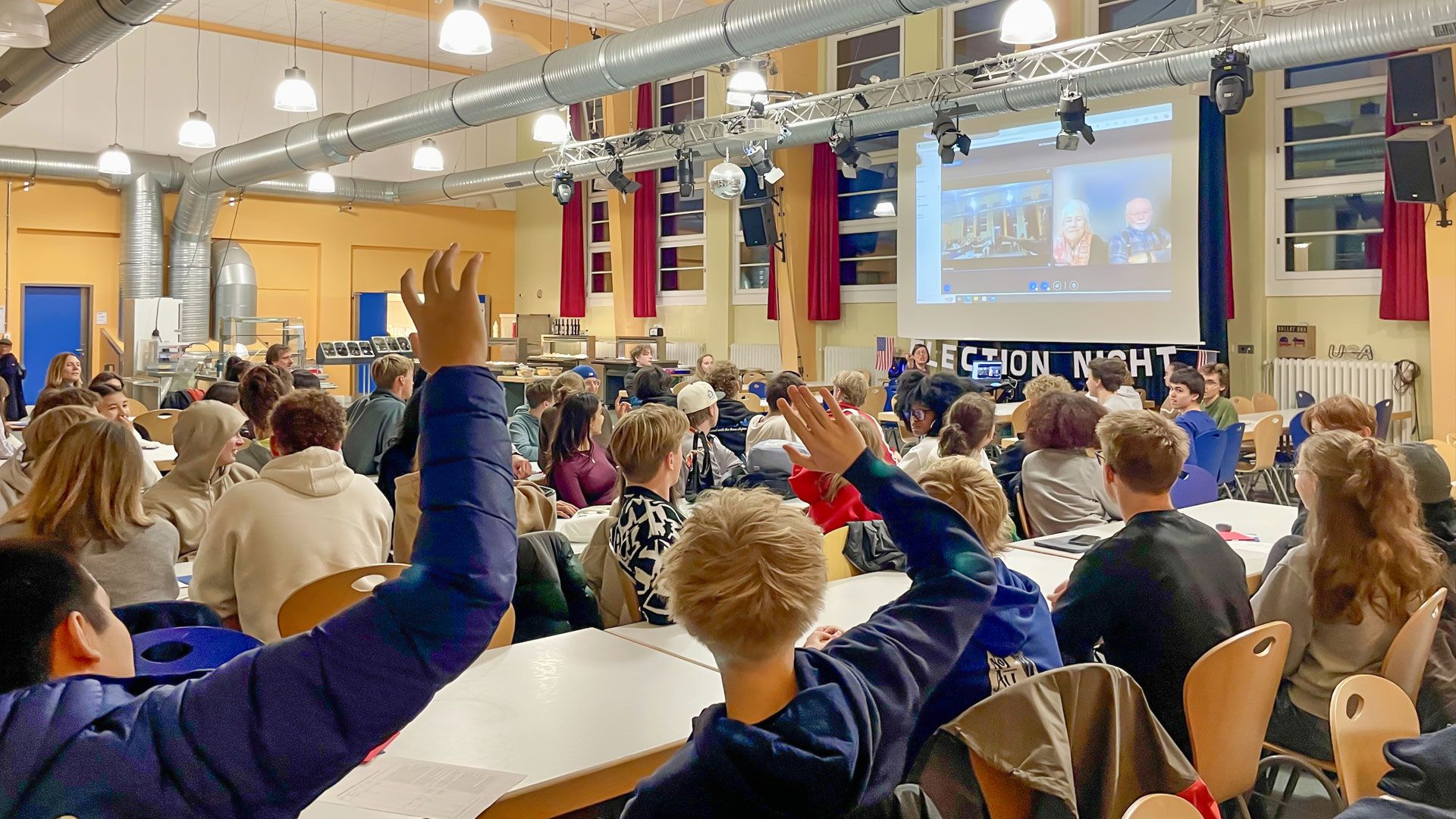 Die Schuler des Friedrich-Ebert-Gymnasium bei der Election Night. | Foto: Mia Matzkow