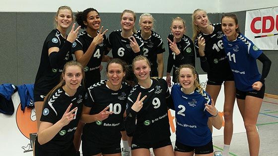 Zwei Punkte in Oythe: Das Volleyball-Team Hamburg feiert den Auswärtssieg. | Foto: VTH