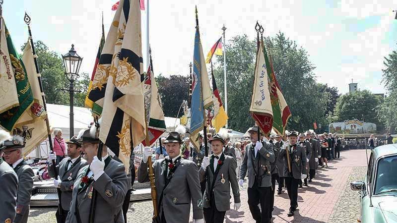 Trotz Einbruchs: Beim 491. Harburger Vogelschießen der Schützengilde werden die Fahnenjunker wieder die Fahnen der Gilde tragen. | Foto: Niels Kreller