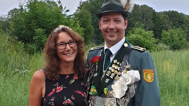 Arne Vaubel "das Multitalent", Geschäftsführer des Wildpark Schwarze Berge, ist neuer Schützenkönig, Mit ihm freut sich Ehefrau Nicole. | Foto: ein