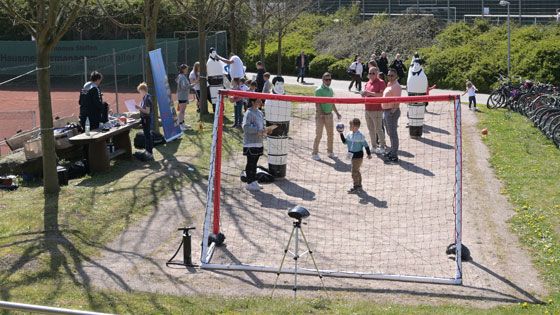 Die HTB-Handballer hatten beim Tag der offenen Tür mit verschiedenen Ball-Wurf- und Geschwindigkeitsmessgeräten richtig groß aufgefahren. | Foto: Niels Kreller