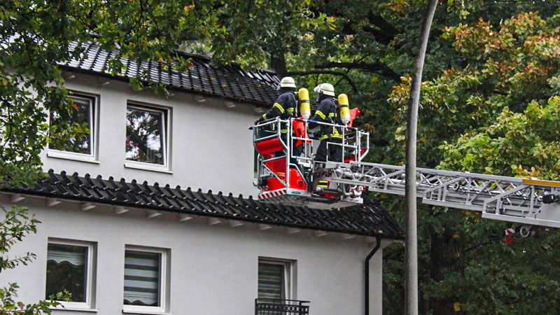 Im 2. Stock dieses Mehrfamilienhauses in Rönneburg stand Küchenmobiliar in Flammen. | Foto: Sem Bohr