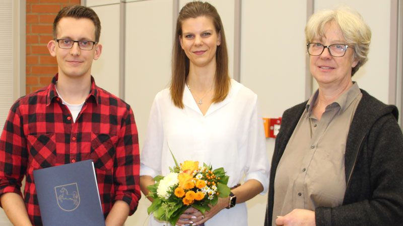 Lebensretter Björn Krusch mit seiner Partnerin Mareile Homp (Mitte) und Seevetals Bürgermeisterin Emily Weede. | Foto: Gemeinde Seevetal