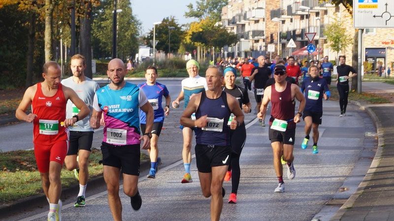 Rund 300 Läuferinnen und Läufer machten sich beim Süderelbe Halbmarathon auf den Weg. | Foto: HNT
