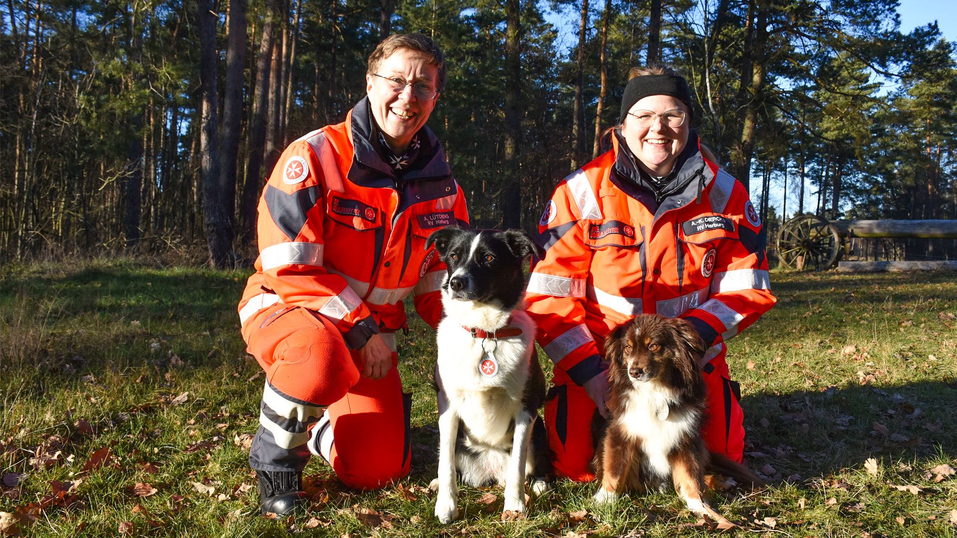 Anja Lütchens (links) mit Border Collie Mix Jule und Ann-Kathrin Diercks mit Mini Australian Shepherd Sam bestanden die Rettungshundeprüfung für die Flächensuche. | Foto: Johanniter