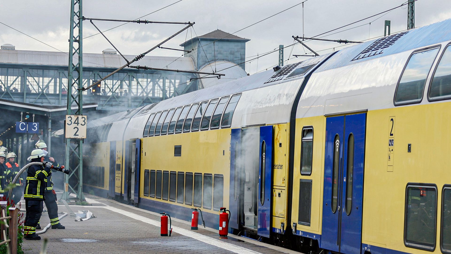 Der Metronom steht derzeit für die Löscharbeiten am Bahnsteig. | Foto: HamburgNews