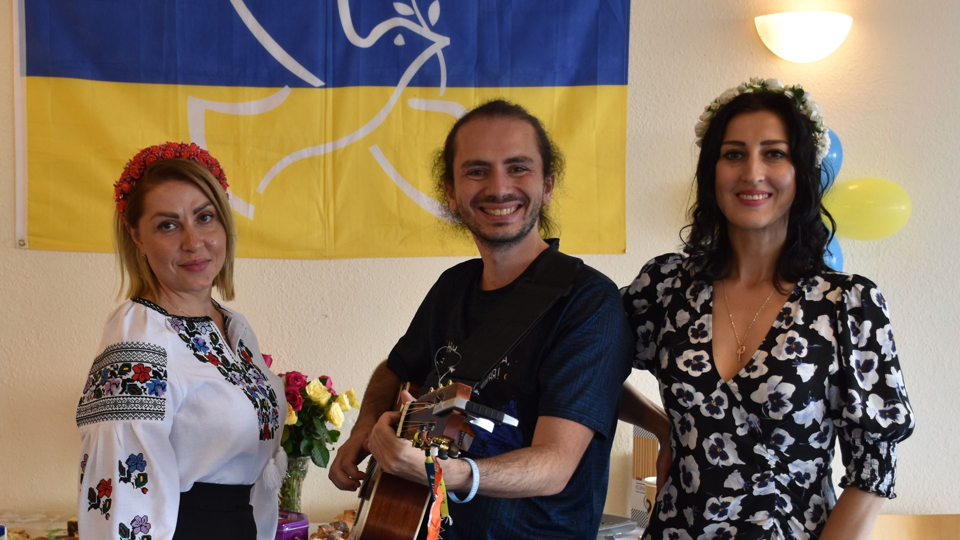 Helen Klemusch-Frank (von links) und ihr Team hatten das Konzert des ukrainischen Gesangsduos Oles Volinchik und Tetiana Beliuha in der Unterkunft in Neu Wulmstorf organisiert. | Foto: Johanniter
