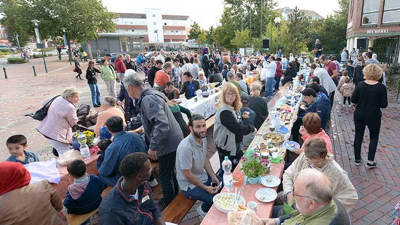 Wie hier im Jahr 2028 wird auch in diesem Jahr wieder beim Bunten Dinner auf dem Rathausplatz in Neu Wulmstorf die Vielfalt gefeiert. | Foto: Niels Kreller