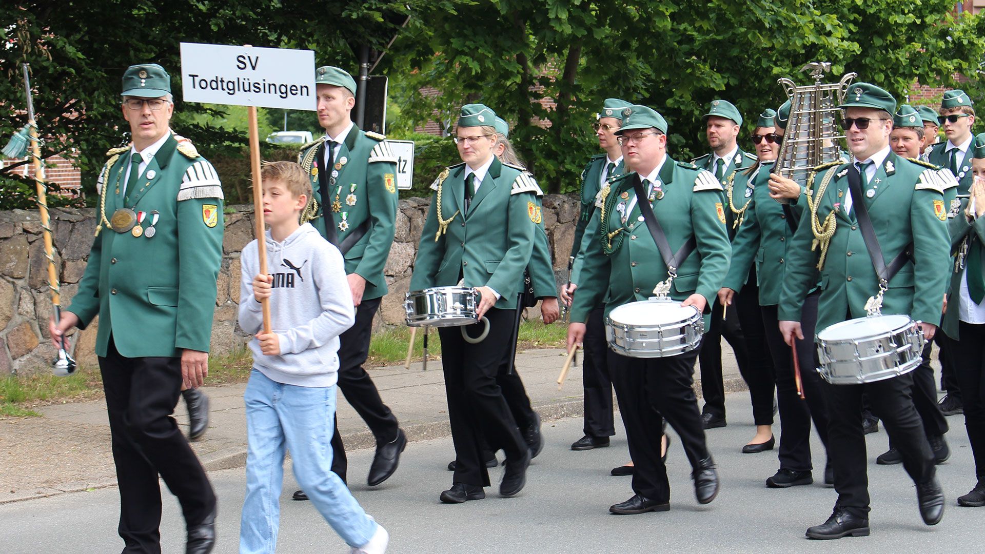 König des Schützenvereins Todtglüsingen ist noch Uwe Albers "der Vollblutmusiker". Der jetzt 59-Jährige ist auch Tambourmajor des Vereins. Foto: ein
