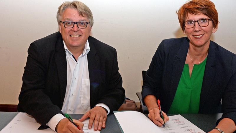 Frank Richter (SPD) und Britta Herrmann (Grüne) unterzeichneten am gestrigen Montag den rot-grünen Koalitionsvertrag im Rathaus. | Foto: André Lenthe Fotografie
