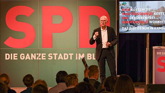 Vor rund 200 Besuchern sprach Hamburgs Bürgermeister Peter Tschentscher am Dienstagabend im BGZ Süderelbe. | Foto: Niels Kreller
