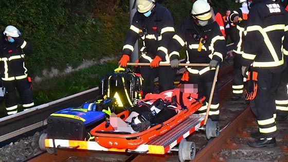 Mit einer Feuerwehrlore wurde der Jugendliche zum S-Bahnhof Neugraben gefahren. | Foto: HamburgNews