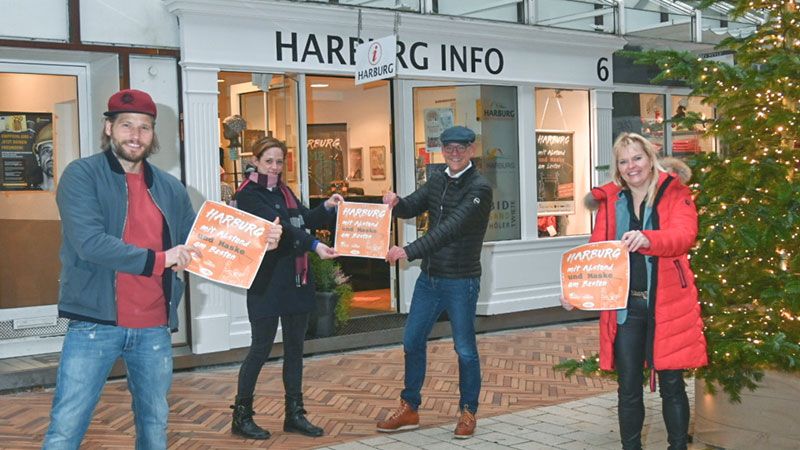 "Bergretter" Sebastian Ströbel (links) und Julia Hobohm von Human@Human freuen sich über die Spende von Citymanagerin Melanie-Gitte Lansmann und Thomas Beyer von der Spezialdruckerei print-o-tec. | Foto: ein
