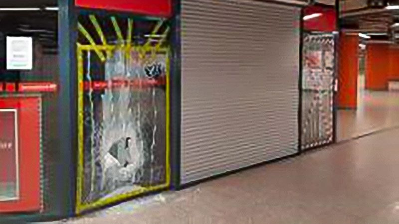 Das Einbrecher-Duo versuchte in diesen DB-Store einzubrechen. | Foto: Polizei