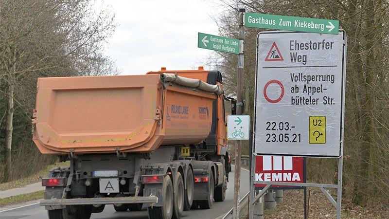 Ab Dienstag wird in Ehestorf ein neuer Kreisverkehr gebaut. | Foto: Niels Kreller