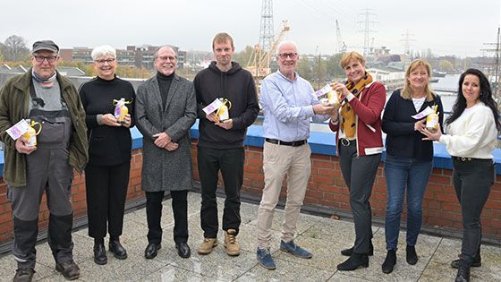 Freuen sich über die Spende: Gerd Horn (Kinderbauernhof), Dr. Anne Buhr und Achim Schmidt (Kinderschutzbund), Marius Thieme (Kulturwohnzimmer), Heiko Mönke, Dr. Meike Bartylla (Freundeskreis die Arche e.V.), Corinna Radeke und Luiza Raguse (Waldkindergarten) (v.l.n.r.). | Foto: Niels Kreller