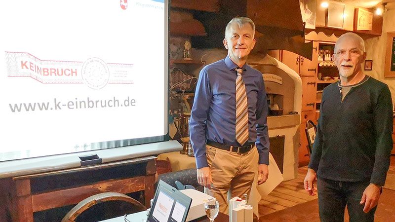 Hans-Werner Renk (rechts) bedankte sich bei Carsten Bünger von der Polizei in Buchholz. | Foto: ein