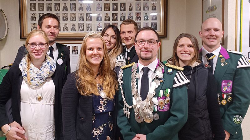 Das neue Vizekönigsgespann des SV Sprötze-Kakenstorf: Ricka Kröger, Nico Kröger, Merle Baden, Christin Sczepanik, Jannik Tödter, Christian Hein, Jaqueline Friebe, Daniel Kröger (v.l.n.r.). | Foto: ein