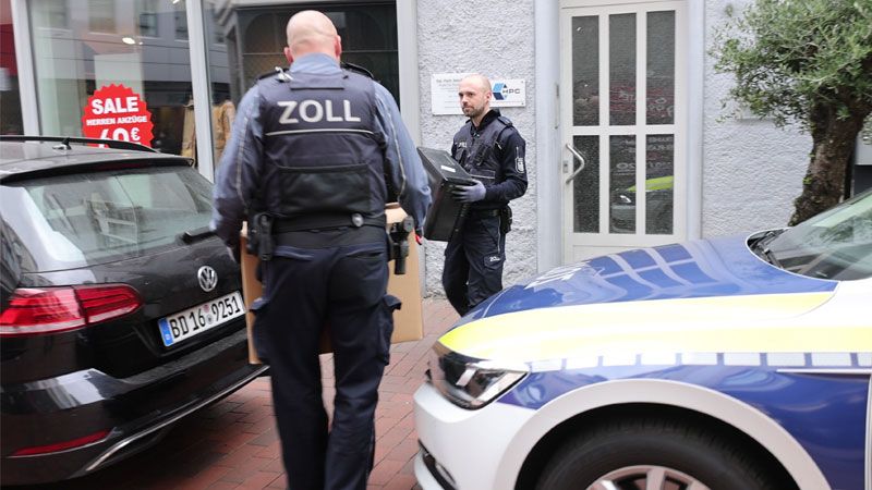 Die Beamten des Zoll stellten zahlreiche Akten und Computer sicher. | Foto: Björn Reimer
