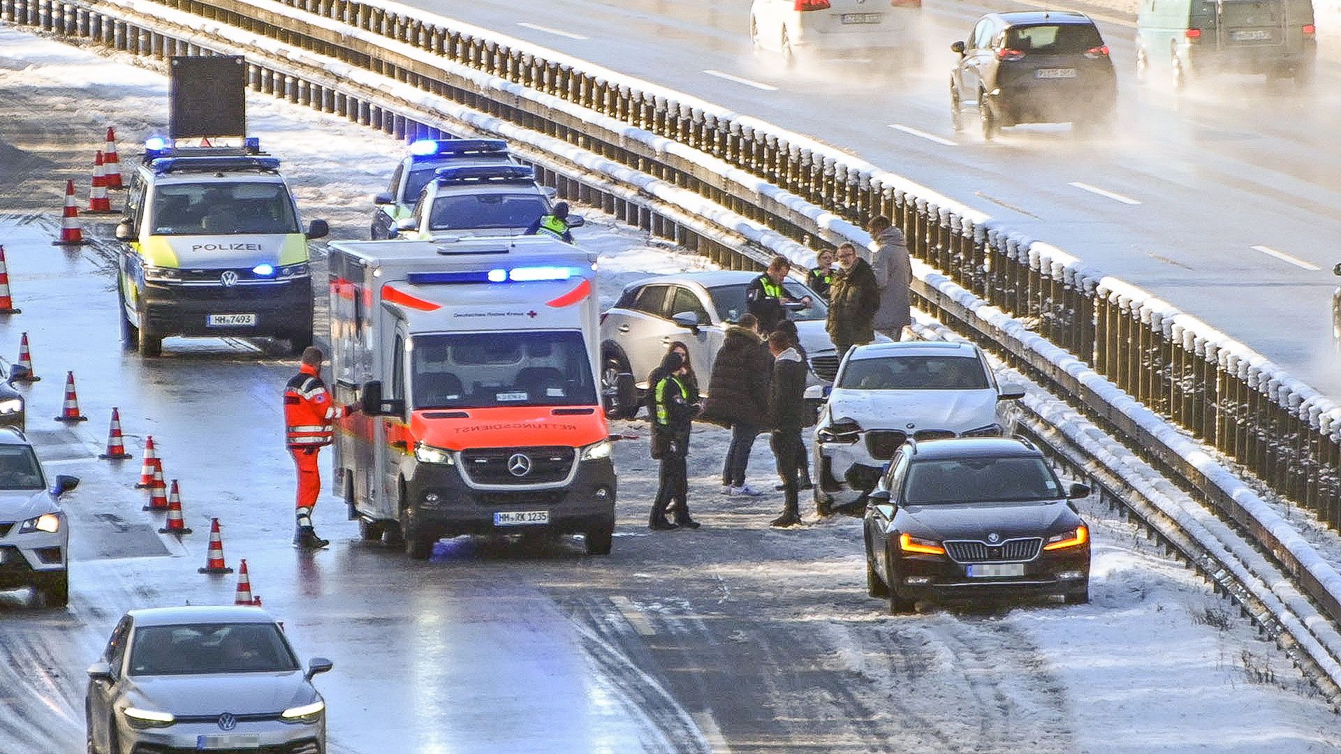 Am Samstagmorgen gab es auf der A7 einen Unfall mit fünf Fahrzeugen. | Foto: LENTHE-MEDIEN