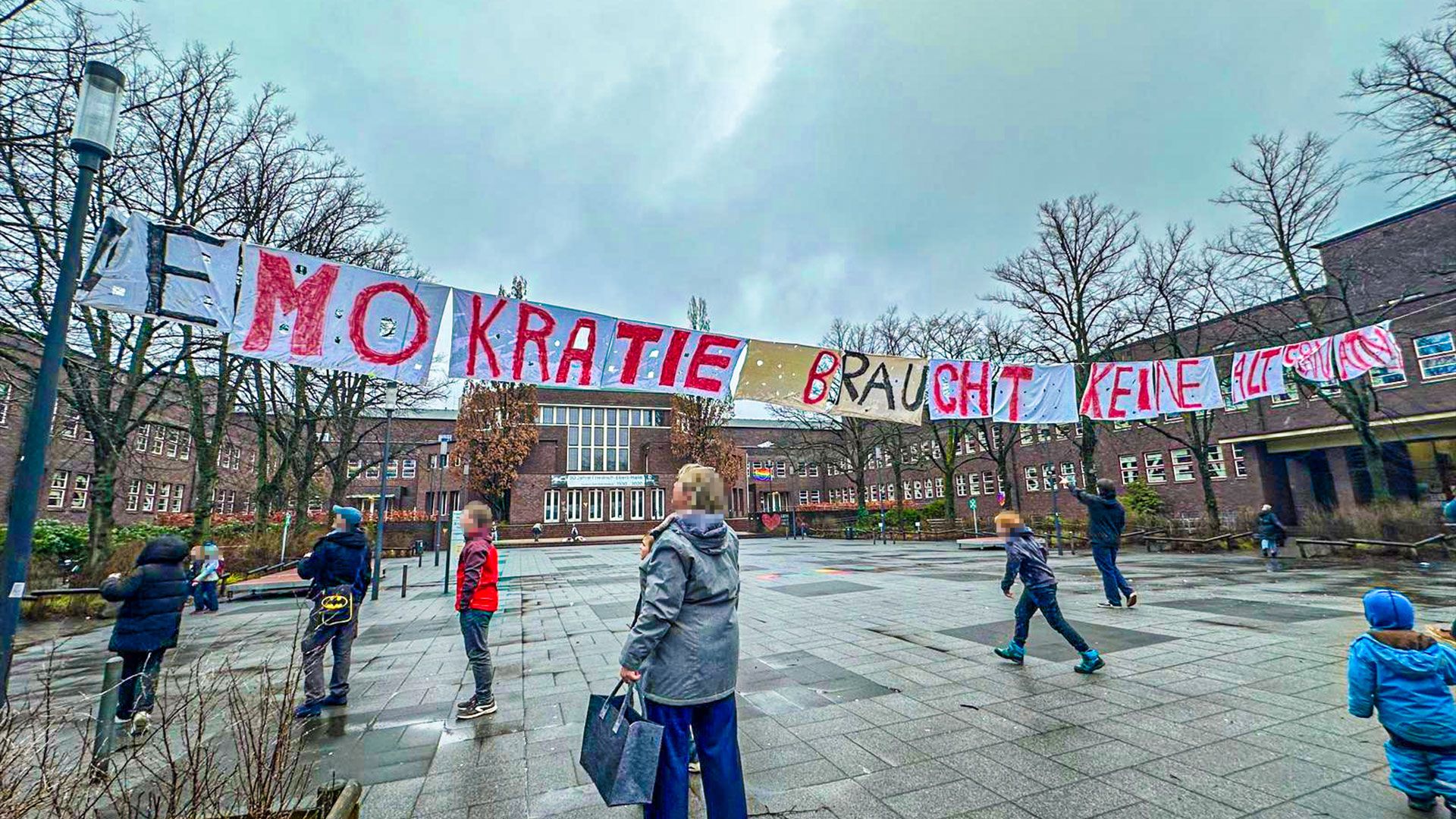Die Friedrich-Ebert-Halle wird von den Schülern, Lehrern und Eltern des Friedrich-Ebert-Gymnasiums mit Spruchbändern versehen. | Foto: Lenthe-Medien