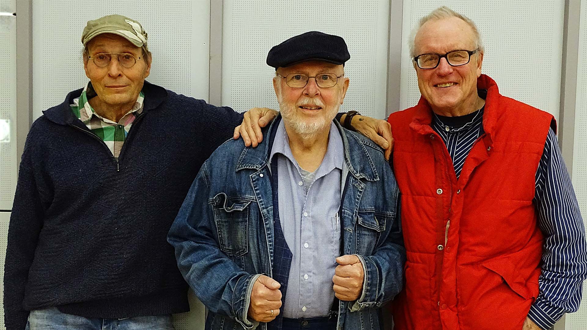 Jochen Wiegandt, Gerd Spiekermann und Lars-Luis Linek waren mit "Dat Plattpaket- Wiehnachten? Warrt besünners!" zu Gast in der Burg Seevetal in Hittfeld. Foto: Ilka Teschner