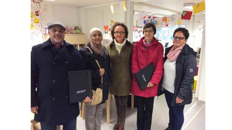 Die Gäste vom Sudanesischen Roten Halbmond und dem DRK-Generalsekretariat in Berlin besichtigen mit der Leiterin der DRK-Erstaufnahme Neuland I, Lakshmi Wirotama-Bachmeier (rechts), die Räume der Kinderbetreuung in der Harburger Einrichtung. | Foto: ein