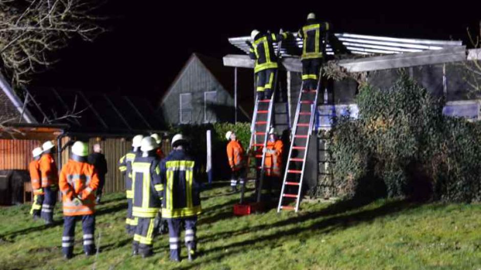 Die Feuerwehr Eyendorf wurde bei diesem Schuppen tätig. Es drohten Dachteile wegzufliegen, die Feuerwehr sicherte die Teile. | Foto: ein
