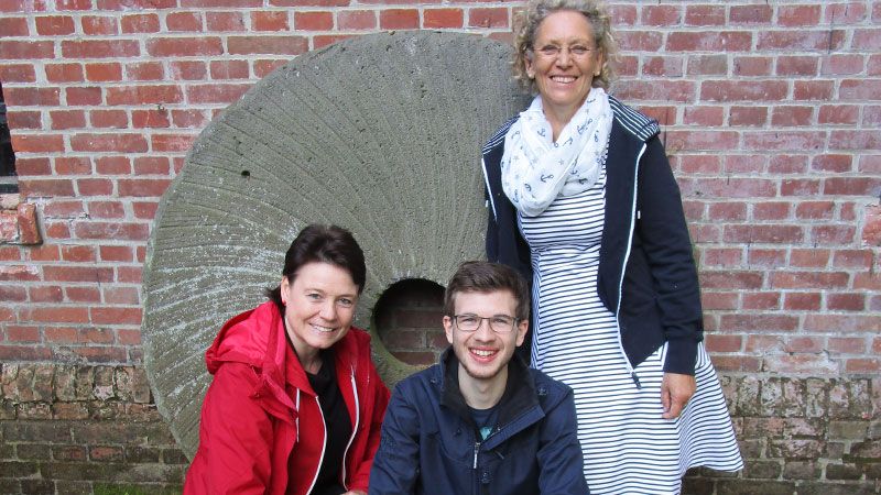 Freuen sich auf einen spannenden Abend: Silke Borchert (von links), Bertram Bollow, Gabriele Schwedewsky lassen zusammen mit Arndt Ernst und Carsten Weede, im ersten Teil des Abends, in einer szenischen Lesung die dunkle Vergangenheit des Mühlenhofes wieder lebendig werden. | Foto: ein/Carsten Weede