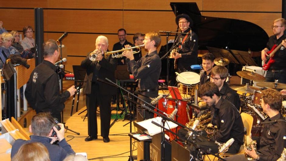 Ein Begegnungskonzert der besonderen Klasse - TU-Bigband SwingING mit mehreren Musikern aus Harburg Sadt und Land. | Foto: ein