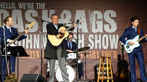 Die Show der Band "The Cashbags" begeisterte die Zuschauer in der Burg Seevtal in Hittfeld. | Foto: ein